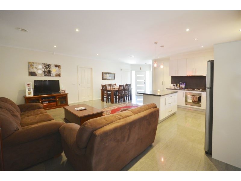 2/14 Bernbanks Avenue, St Albans VIC 3021