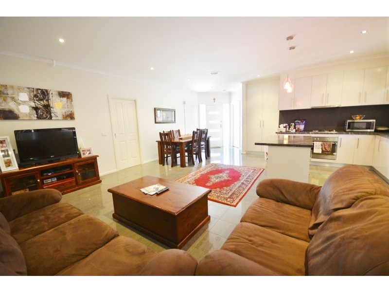 2/14 Bernbanks Avenue, St Albans VIC 3021