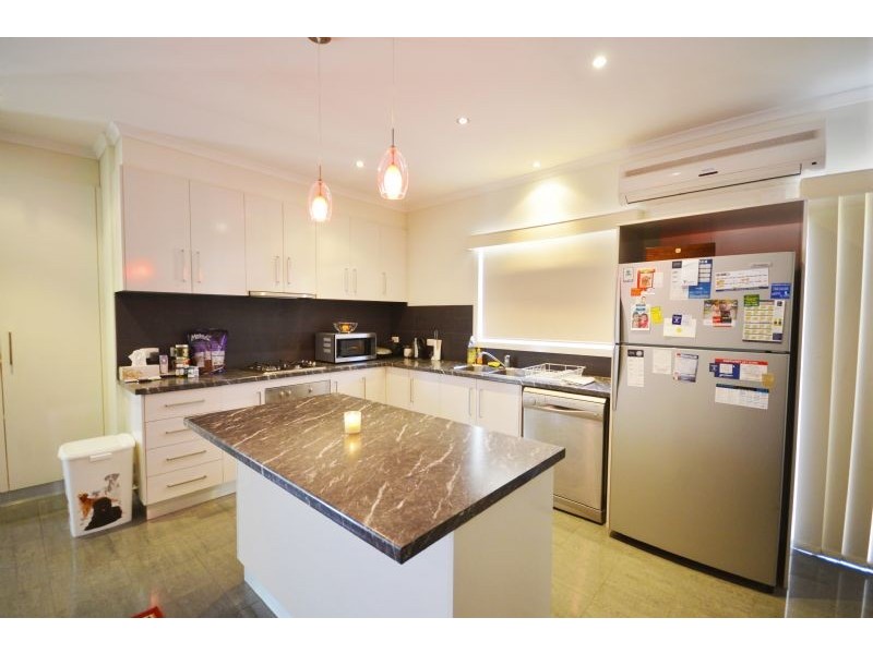 2/14 Bernbanks Avenue, St Albans VIC 3021