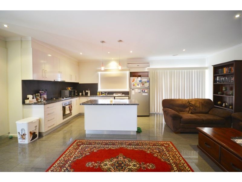 2/14 Bernbanks Avenue, St Albans VIC 3021