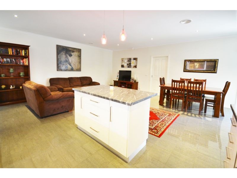 2/14 Bernbanks Avenue, St Albans VIC 3021