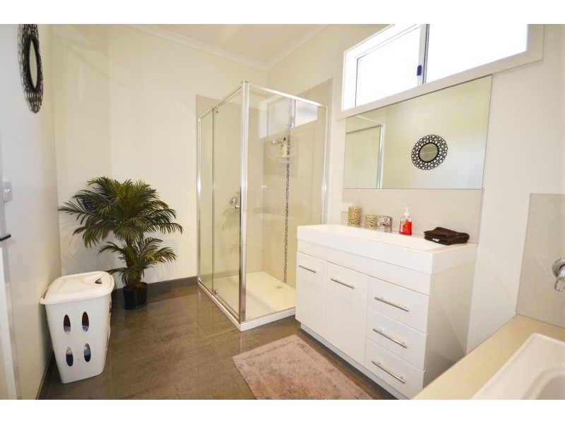 2/14 Bernbanks Avenue, St Albans VIC 3021