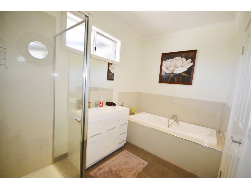 2/14 Bernbanks Avenue, St Albans VIC 3021