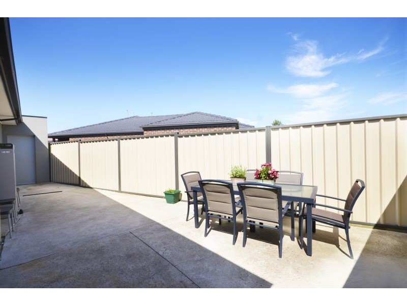 2/14 Bernbanks Avenue, St Albans VIC 3021