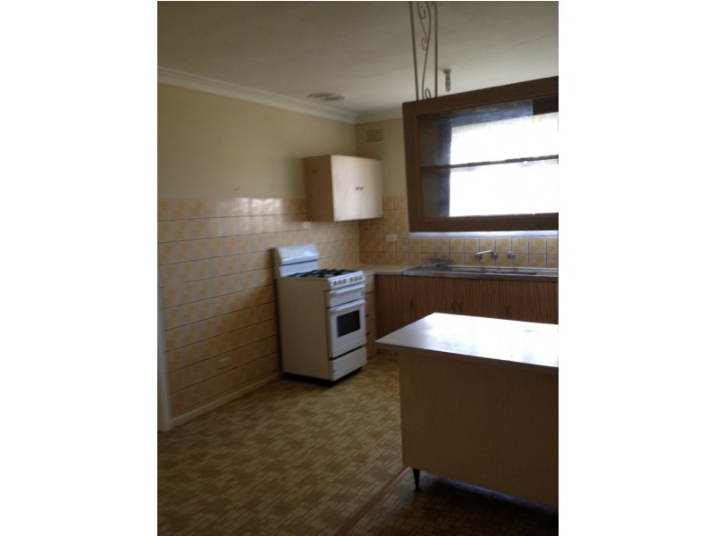 8 Kings Road, St Albans VIC 3021