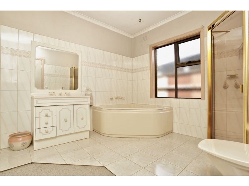 18 Lahy Street, St Albans VIC 3021