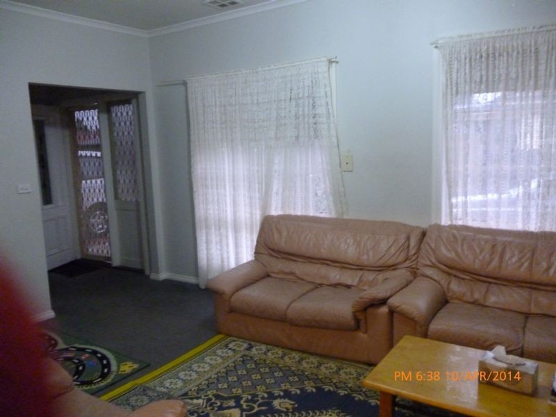 2/54 East Esplanade, St Albans VIC 3021