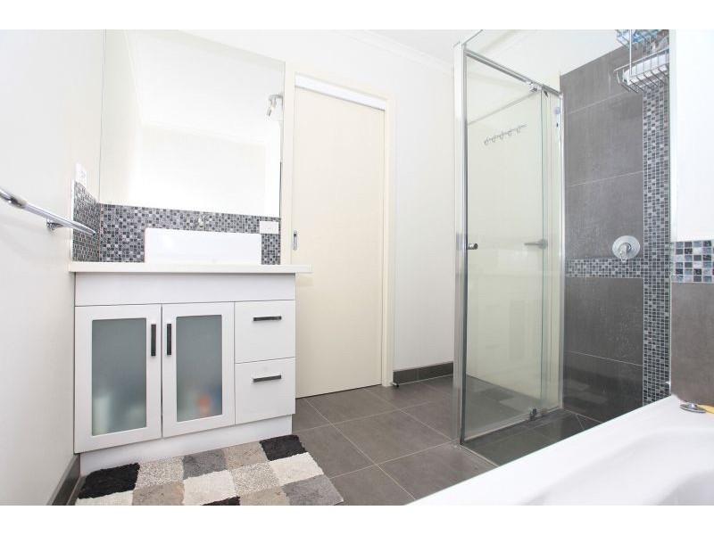 2/3 Harmon Avenue, St Albans VIC 3021