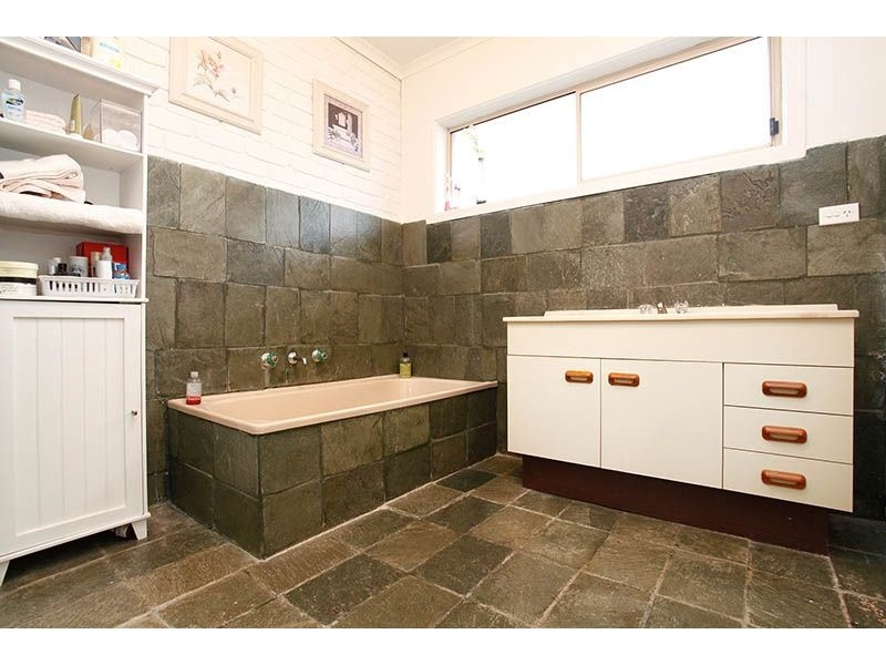 6 Burns Avenue, St Albans VIC 3021