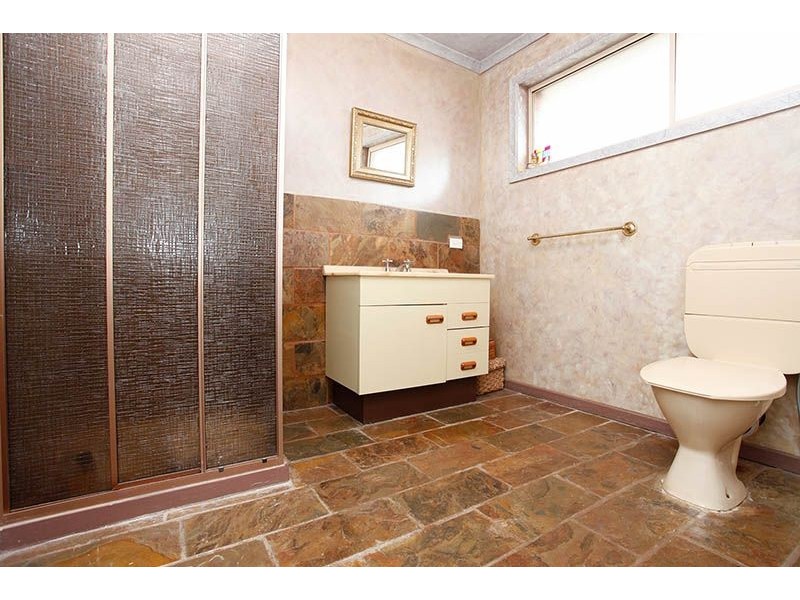 6 Burns Avenue, St Albans VIC 3021