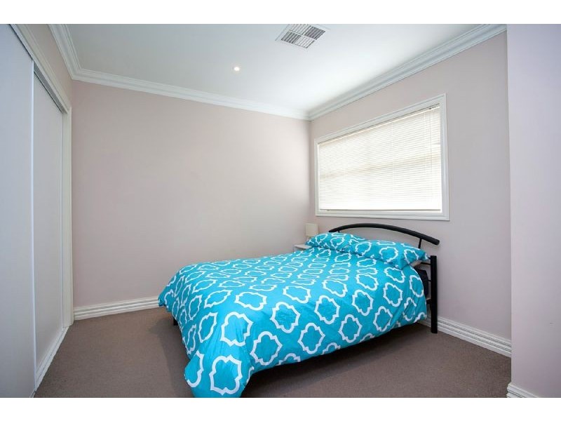 1/8 Lorraine Court, Hillside VIC 3037