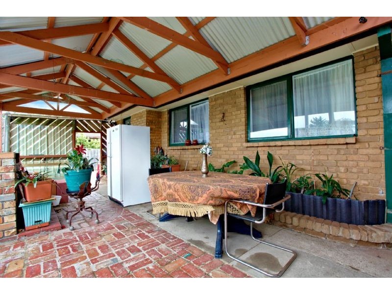 6 Camdale Parade, St Albans VIC 3021