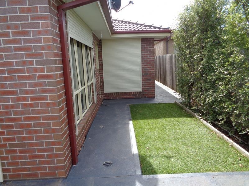2/40 Harmon Avenue, St Albans VIC 3021