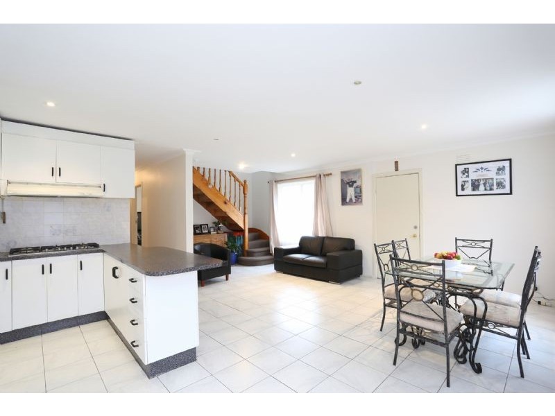 2 Station Avenue, St Albans VIC 3021