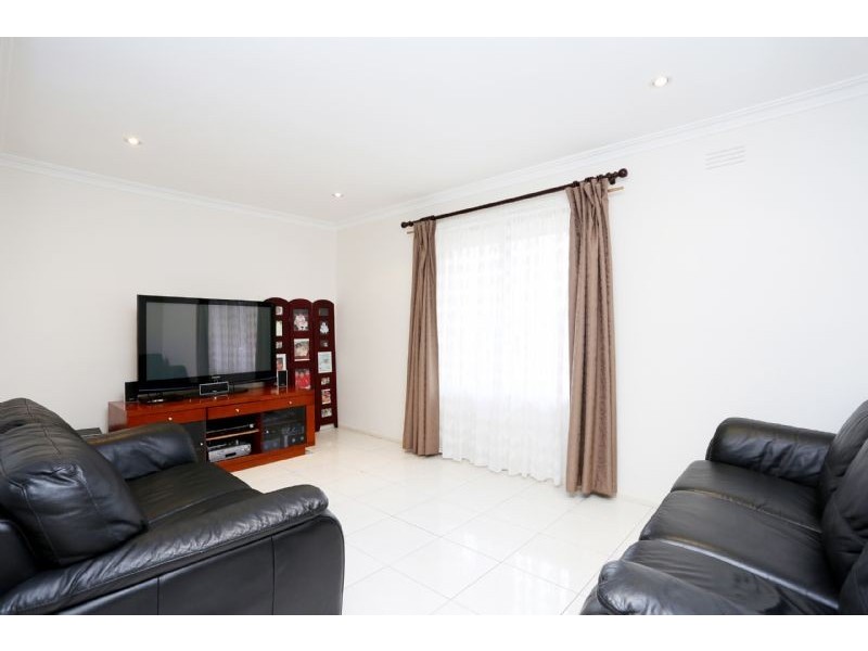 2 Station Avenue, St Albans VIC 3021