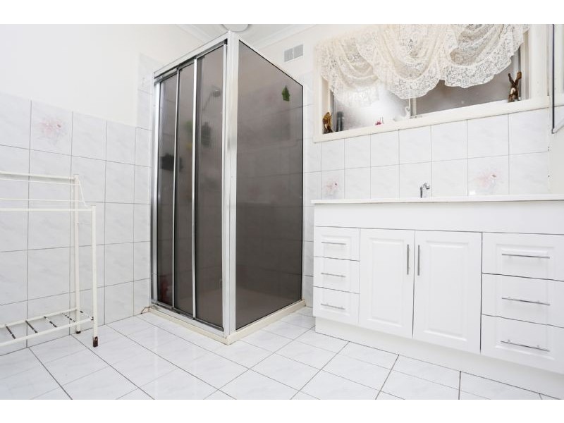 2 Station Avenue, St Albans VIC 3021