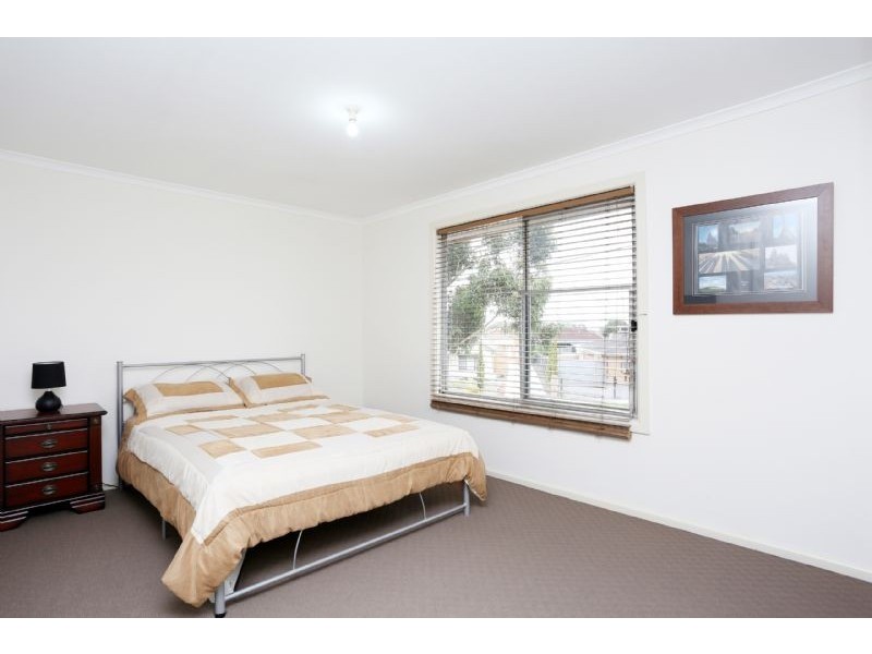 2 Station Avenue, St Albans VIC 3021