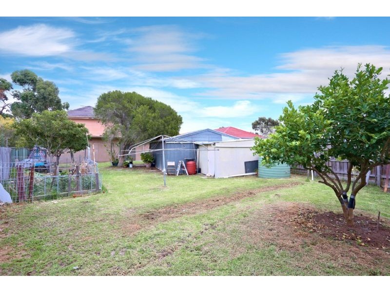 2 Station Avenue, St Albans VIC 3021