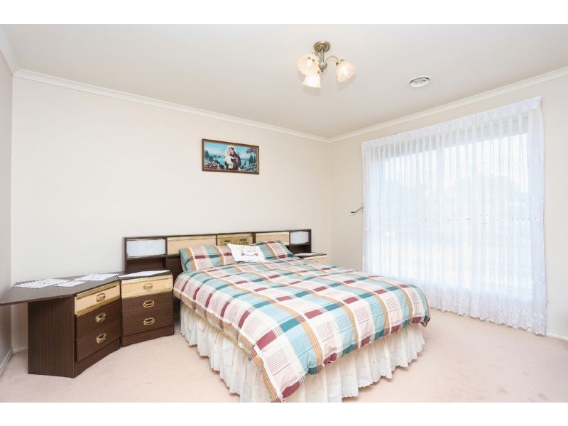 4 Burns Avenue, St Albans VIC 3021