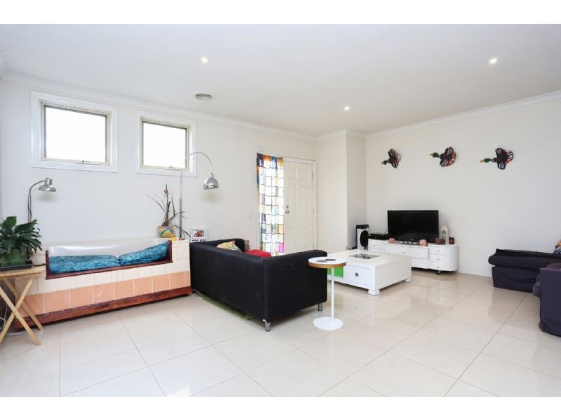 10/2 McArthur Avenue, St Albans VIC 3021