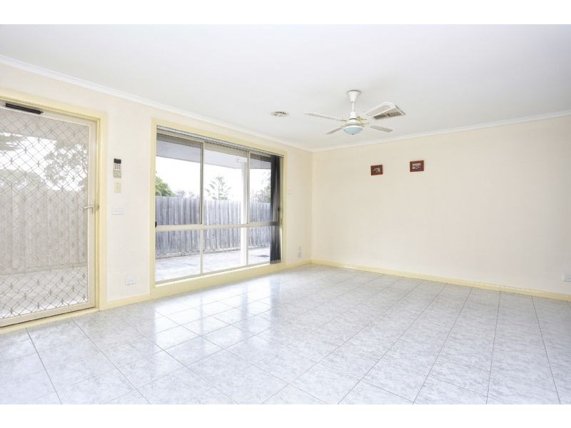 2/9 Ralph Avenue, St Albans VIC 3021