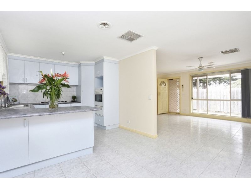 2/9 Ralph Avenue, St Albans VIC 3021