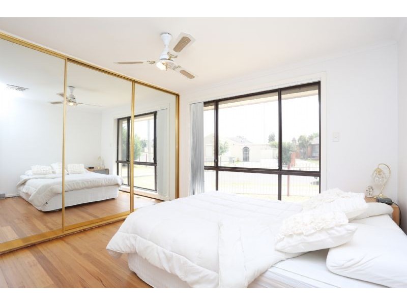 15 Camelia Street, Kings Park VIC 3021