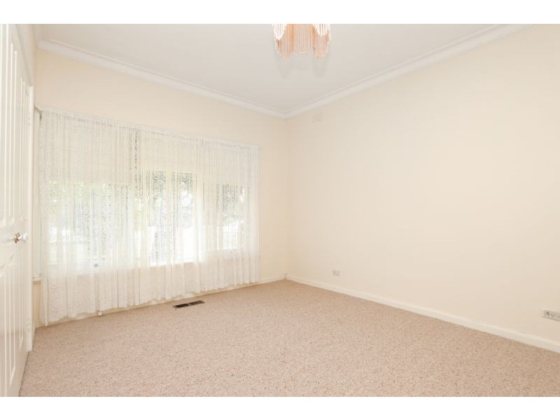 8 Thomas Street, St Albans VIC 3021