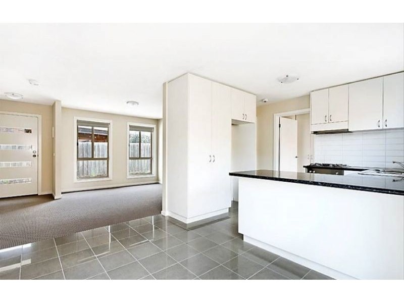 2/18 Magnus Street, St Albans VIC 3021