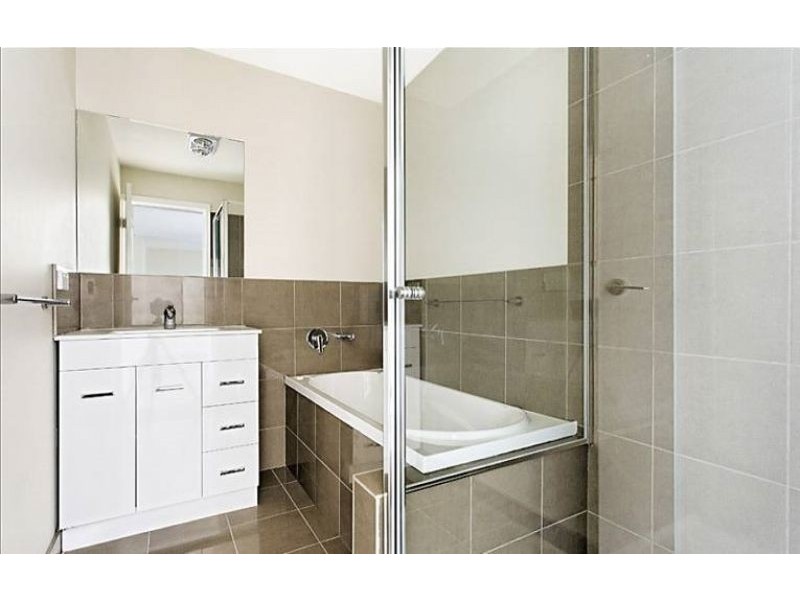 2/18 Magnus Street, St Albans VIC 3021