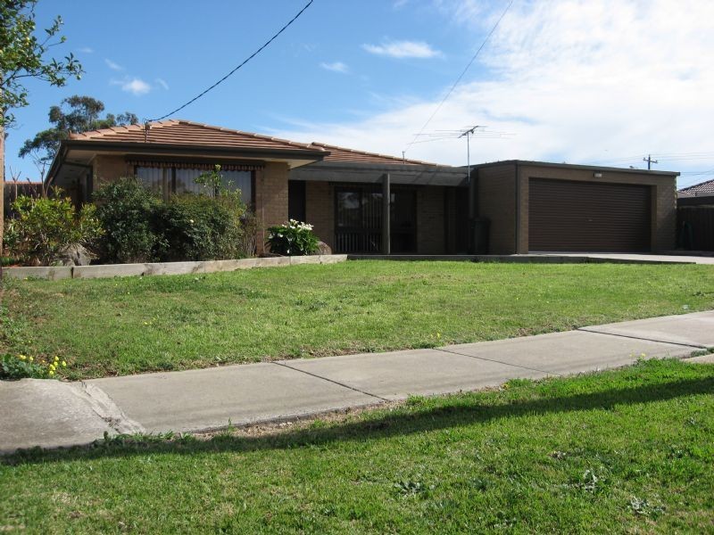 33 CAMELOT DRIVE, St Albans VIC 3021