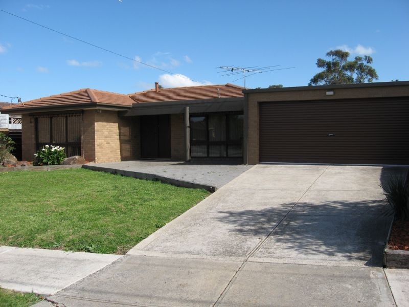 33 CAMELOT DRIVE, St Albans VIC 3021