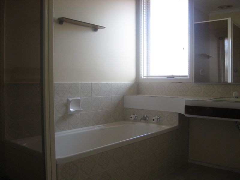 33 CAMELOT DRIVE, St Albans VIC 3021