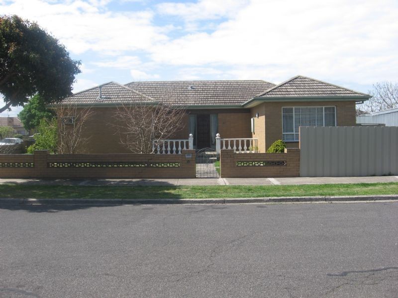 27 WILLOW AVENUE, St Albans VIC 3021