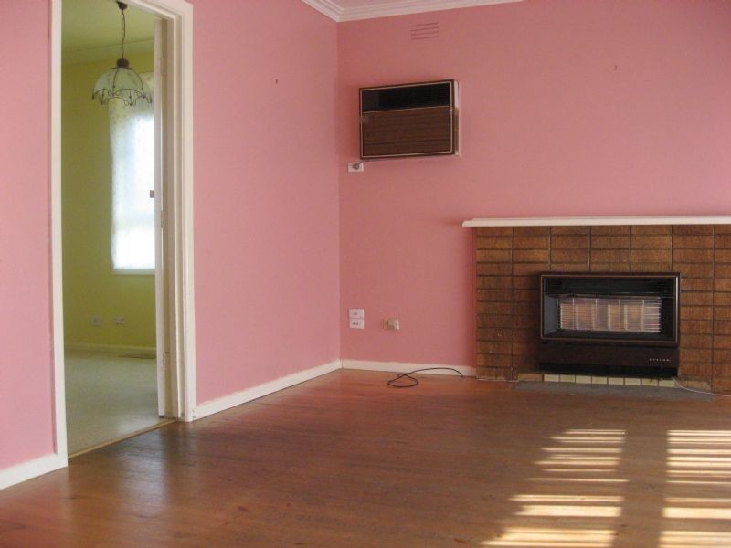 8 INGLIS STREET, Sunshine North VIC 3020