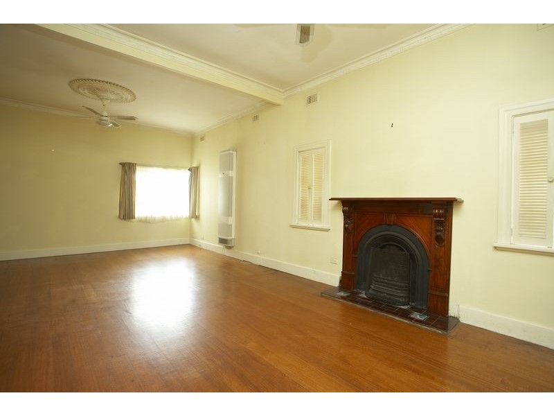 17 Cornwall Road, Sunshine VIC 3020