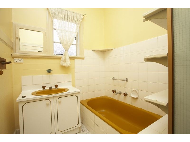 17 Cornwall Road, Sunshine VIC 3020