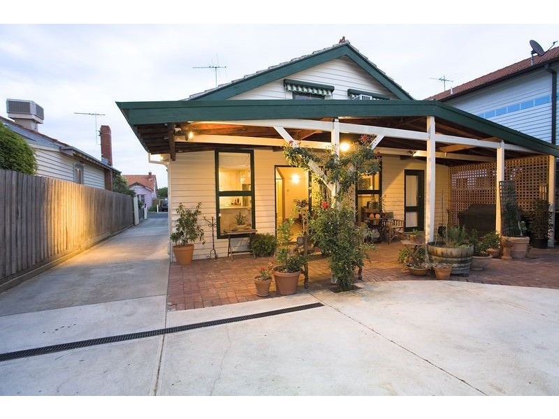 6 Third Avenue, Brunswick VIC 3056
