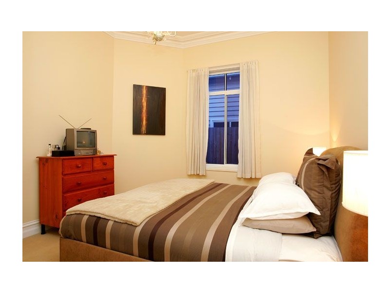 18 Clifton Grove, Coburg VIC 3058