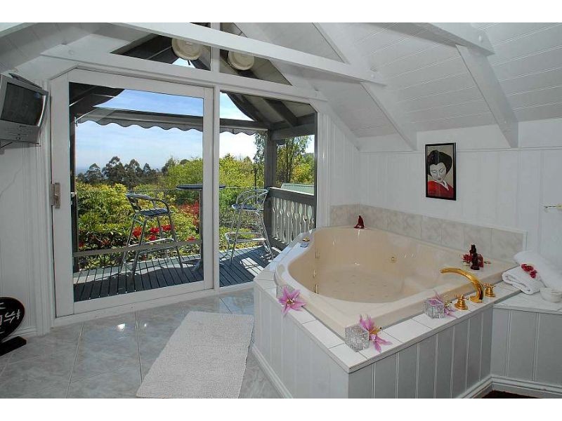 4 Monash Avenue, Olinda VIC 3788