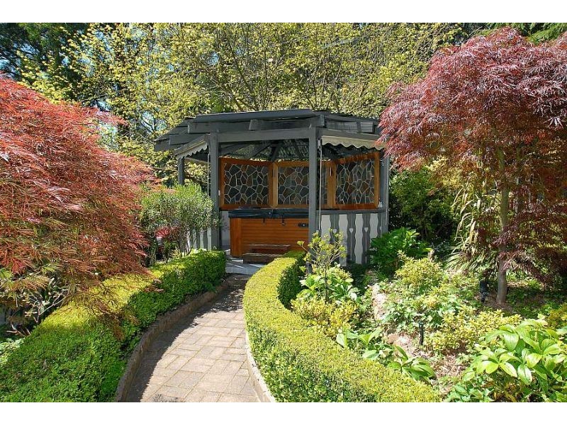 4 Monash Avenue, Olinda VIC 3788