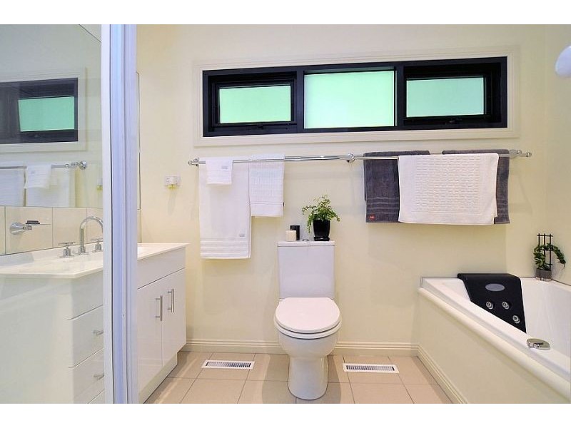 24 Scenic Crescent, Kalorama VIC 3766