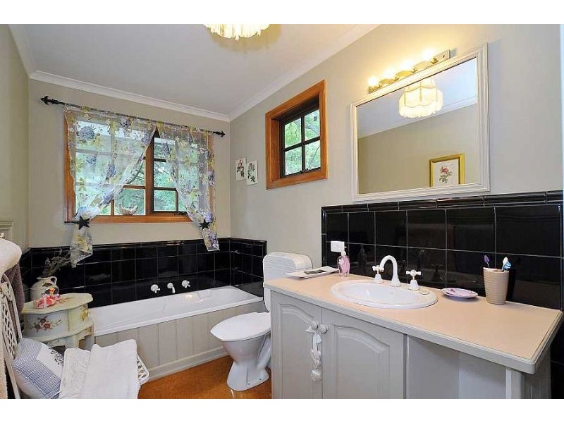 18 School Road, Olinda VIC 3788