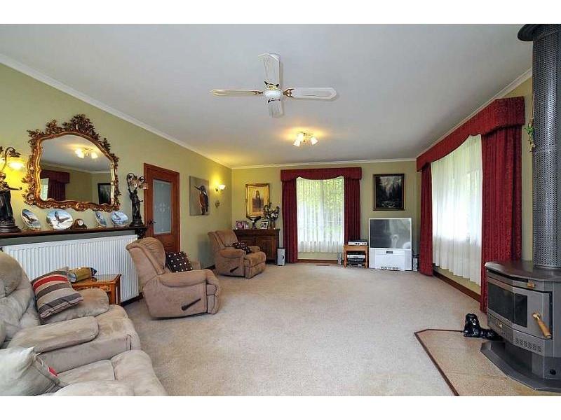 13 Cambridge Road, Mount Dandenong VIC 3767