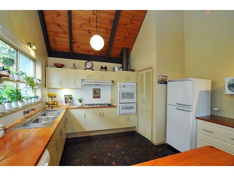 15 Scenic Crescent, Kalorama VIC 3766