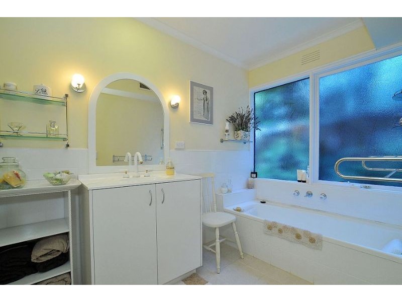15 Scenic Crescent, Kalorama VIC 3766