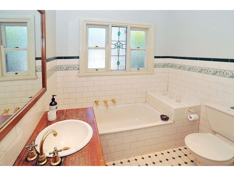 8 Dorset Road, Ferntree Gully VIC 3156