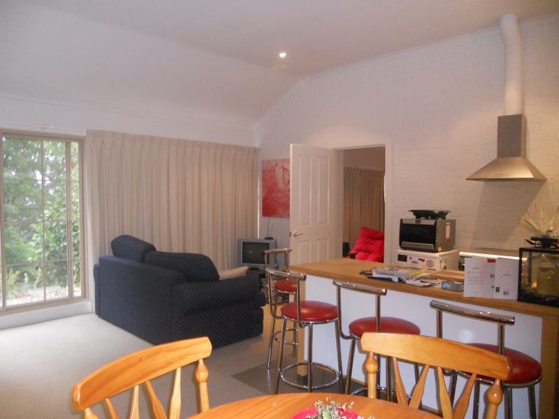Flat/10 Ornata Road, Mount Dandenong VIC 3767