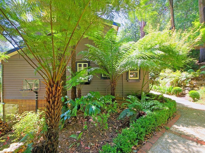 18 Colehurst Cres (Enter via The Crescent), Sassafras VIC 3787