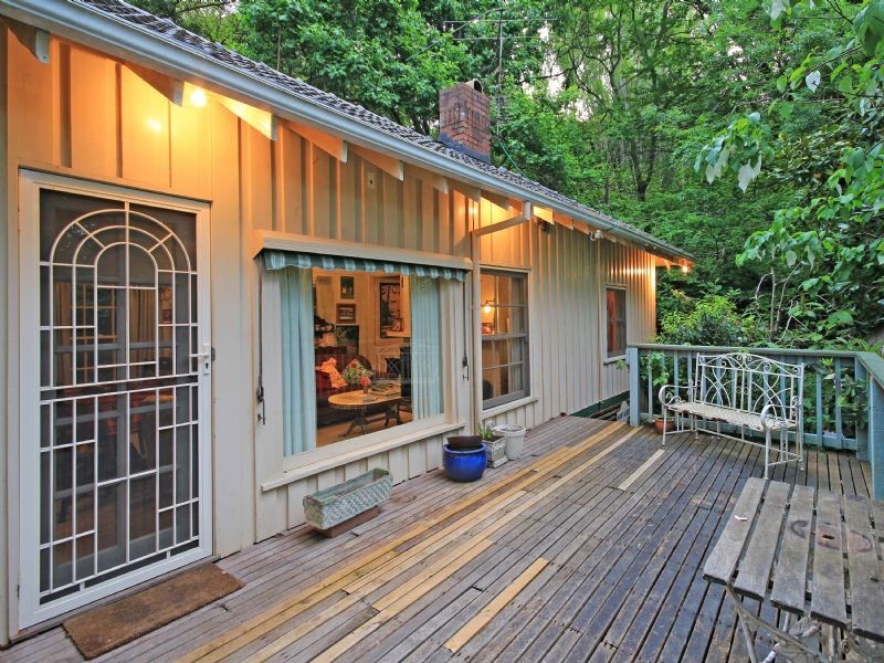 27 Cambridge Road, Mount Dandenong VIC 3767